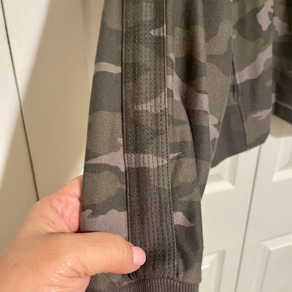 Athleta Farallon Olive Green Camo Print Ribbed Crew Neck Sweatshirt Size Medium. - Picture 4 of 8